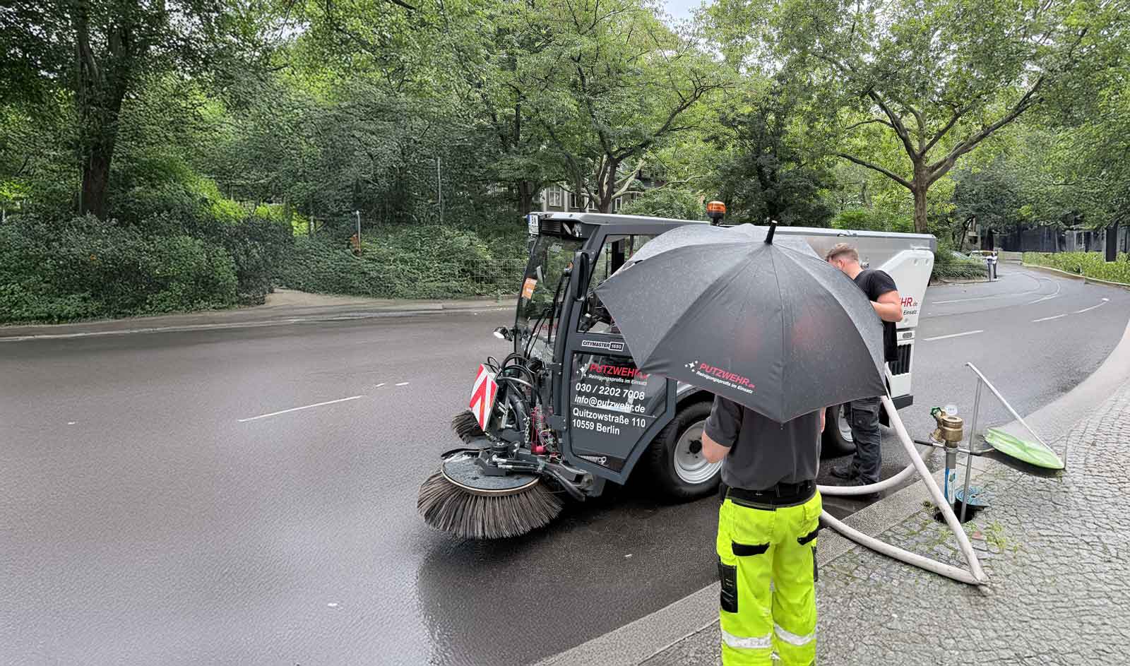 Professionelle Kehrmaschine bei der Straßenreinigung in Berlin