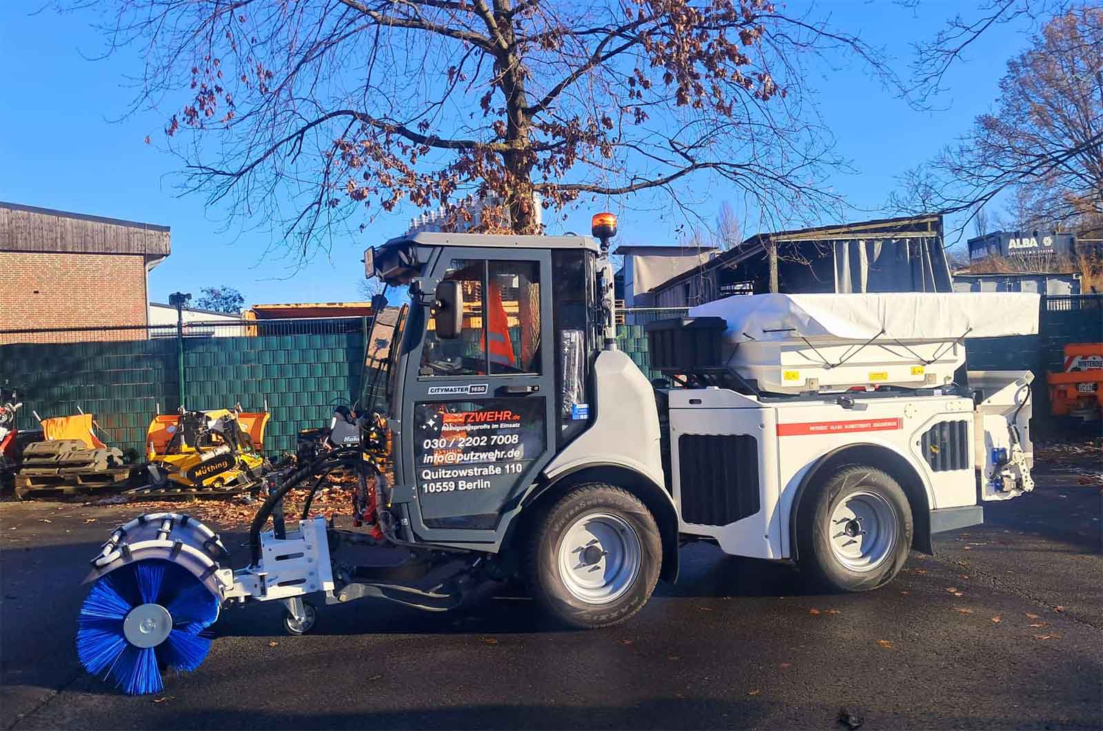 Winterdienst Einsatzfahrzeug bei der Schneeräumung in Berlin