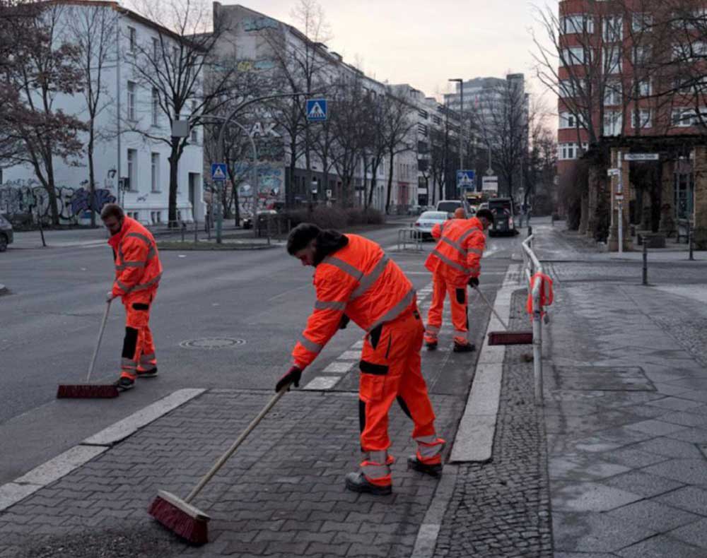 Putzwehr Team bei der maschinellen Gehwegreinigung