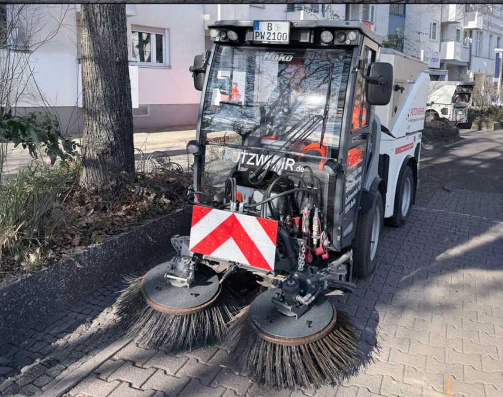 Putzwehr Team bei der maschinellen Gehwegreinigung