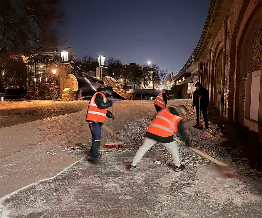 Winterdienst Team bei der Glättebekämpfung